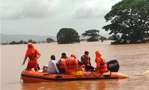 Τουλάχιστον 160 άνθρωποι έχασαν τη ζωή τους στην Ινδία από τις καταρρακτώδεις βροχές