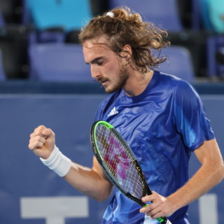 Μετά τις αντιδράσεις η ΕΟΕ ζητά από Τσιτσιπά – Σάκκαρη να βάλουν το εθνόσημο στην εμφάνισή τους