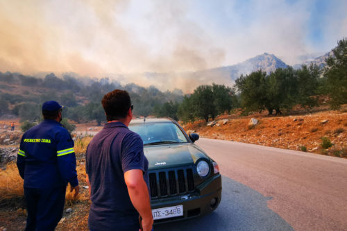 Μεγάλη φωτιά στη Σταμάτα: Μήνυμα από το 112 – Εντολή για εκκένωση για τον Διόνυσο