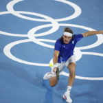 Ολυμπιακοί Αγώνες: Ηττήθηκε και αποκλείστηκε από τον Ουμπέρ ο Στέφανος Τσιτσιπάς