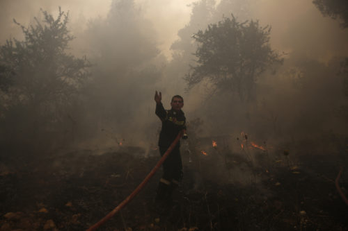 Φωτιά στη Σταμάτα: Καίγονται σπίτια στη Ροδόπολη [ΒΙΝΤΕΟ]