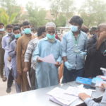 Το Πακιστάν απαγορεύει την πρόσβαση στον δημόσιο τομέα, την εκπαίδευση, τα εμπορικά κέντρα και τα αεροπορικά ταξίδια στους ανεμβολιάστους πολίτες