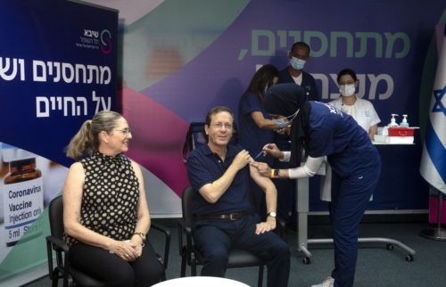 Το Ισραήλ ξεκίνησε να χορηγεί τρίτη δόση σε άτομα άνω των 60 ετών