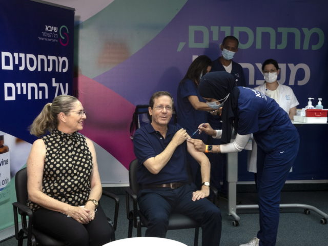 Το Ισραήλ ξεκίνησε να χορηγεί τρίτη δόση σε άτομα άνω των 60 ετών