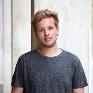 Φοίβος Οικονομίδης: «Νιώθουμε πως ζούμε σε μια αίθουσα αναμονής, μακριά από την πραγματική ζωή»