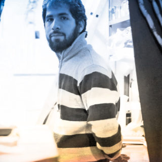 Ο Reza Gkolami γράφει για έναν κόσμο χωρίς σύνορα και θαλασσοδαρμένες βάρκες