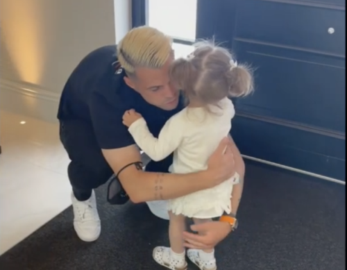Euro 2020: Η αγκαλιά του Τζάκα με την κόρη του έγινε το πιο γλυκό viral της διοργάνωσης [ΒΙΝΤΕΟ]