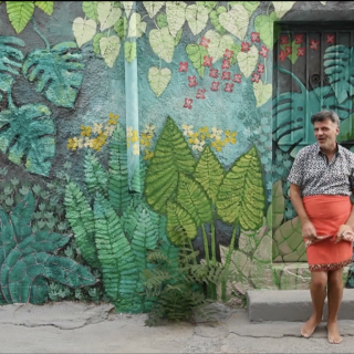 Ο Φοίβος Δεληβοριάς χορεύει ξυπόλητος με σημαία του μια φούστα [ΒΙΝΤΕΟ]