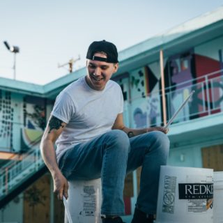 Ο street drummer, Bucket Boy, ξέρει καλά πως τα τηγάνια δεν χρησιμεύουν μόνο για το μαγείρεμα