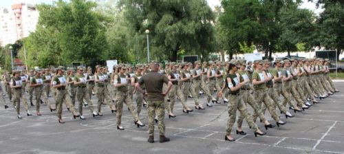 Ουκρανία: Ανάγκασαν γυναίκες του στρατού να κάνουν πρόβα παρέλασης με τακούνια [ΒΙΝΤΕΟ]