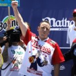 Νέα Υόρκη: Κατανάλωσε 76 χοτ ντογκ σε 10 λεπτά – Κατέρριψε το προηγούμενο ρεκόρ του [BINTEO]