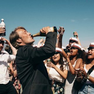 Ο Μαντς Μίκελσεν κερνάει τη feelgood ταινία της χρονιάς με το Άσπρο Πάτο