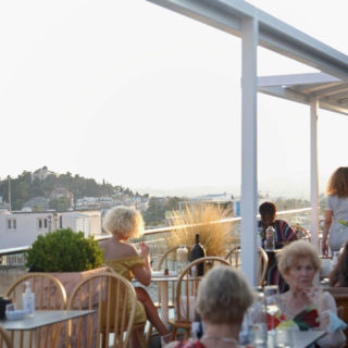 Η Manouka σερβίρει εκλεκτά ελληνικά κρασιά στην πιο ωραία αθηναϊκή θέα