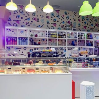 Το Upside Down σε ταξιδεύει γλυκά κατευθείαν στην καρδιά των 80’s και των 90’s