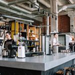 Εμβολιασμοί: Τα 3 σενάρια για την εστίαση και τους κλειστούς χώρους