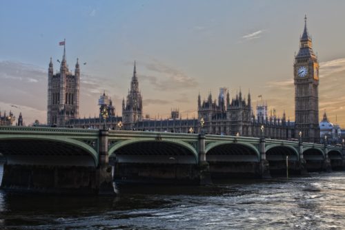 Η Βρετανία αίρει όλα τα περιοριστικά μέτρα εν μέσω έξαρσης των κρουσμάτων κορωνοϊού