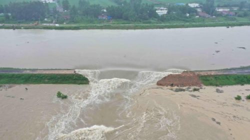Πλημμύρες στην Κίνα: Σχεδόν 200.000 άνθρωποι απομακρύνθηκαν από τα σπίτια τους [BINTEO]