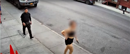 Άντρας επιτίθεται σεξουαλικά σε γυναίκα στη μέση του δρόμου [ΒΙΝΤΕΟ]