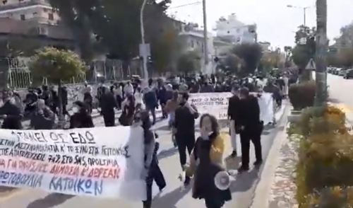 Μεγάλη πορεία διαμαρτυρίας και αλληλεγγύης στην Ηλιούπολη για την υπόθεση της 19χρονης [ΒΙΝΤΕΟ]