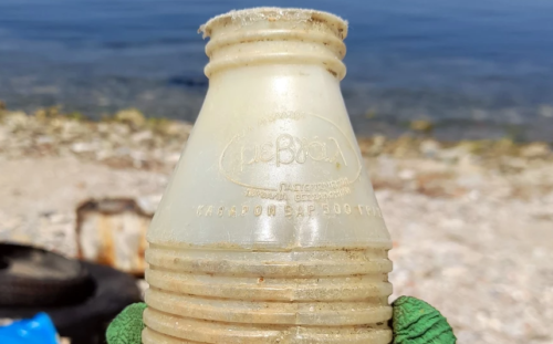 Πλαστικό μπουκάλι γάλακτος από το 1980 ξεβράστηκε σε παραλία της Θεσσαλονίκης