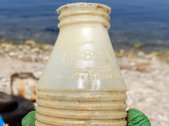 Πλαστικό μπουκάλι γάλακτος από το 1980 ξεβράστηκε σε παραλία της Θεσσαλονίκης