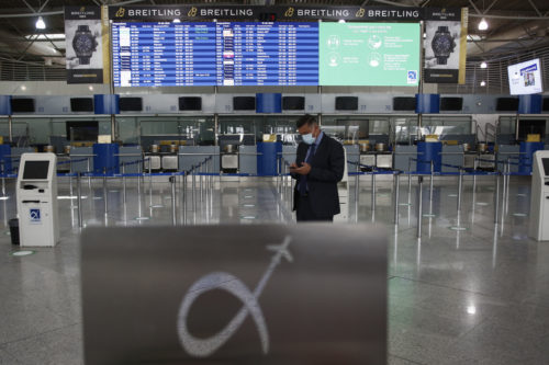 Χιλιάδες πτήσεις ακυρώθηκαν σε όλο τον κόσμο λόγω της «Όμικρον»