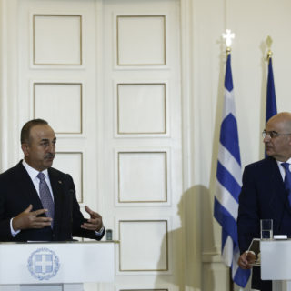 Επικοινωνία Δένδια – Τσαβούσογλου για τις πυρκαγιές στις δύο χώρες