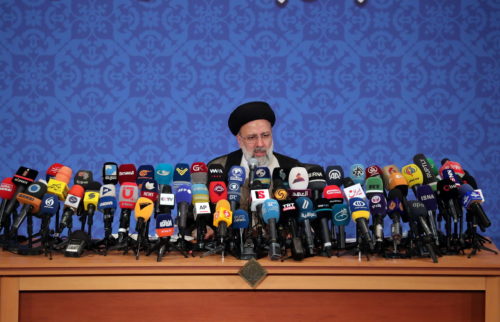 Ορκίστηκε νέος πρόεδρος του Ιράν ο Εμπραχίμ Ραϊσί