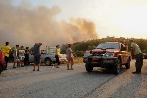 Πυρκαγιά-Εύβοια: Μεγάλη μάχη των πυροσβεστών με τις φλόγες [ΒΙΝΤΕΟ]