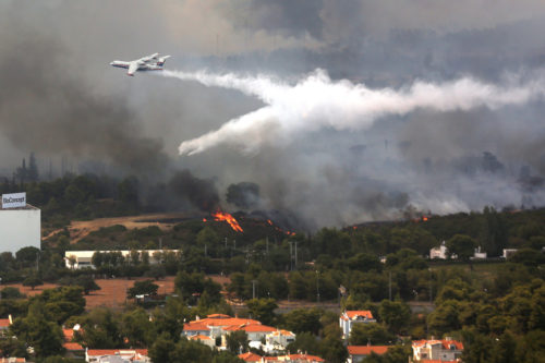 Βαρυμπόμπη: Εκτός ελέγχου τα μέτωπα της πυρκαγιάς – Απειλούνται σπίτια