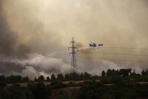 Πυρκαγιά στη Βαρυμπόμπη – Επιχειρούν και εναέρια μέσα