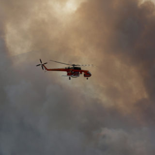 Λίμνη Ευβοίας: Ξεκίνησαν τις ρίψεις νερού τα αεροσκάφη – «Μάχη» με τις αναζωπυρώσεις