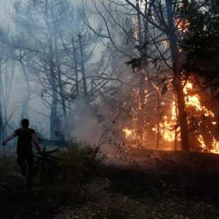Φωτιά στην Ηλεία: Συνεχίζεται το πύρινα μέτωπα – Εκκενώθηκαν οικισμοί [BINTEO]