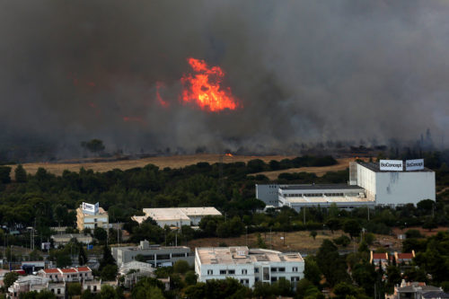 Πυρκαγιά-Βαρυμπόμπη: Εκκενώνονται οι Θρακομακεδόνες – Πληροφορίες για εγκλωβισμένους