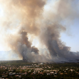 Εισαγγελική παρέμβαση για την καταστροφική φωτιά στην Βαρυμπόμπη