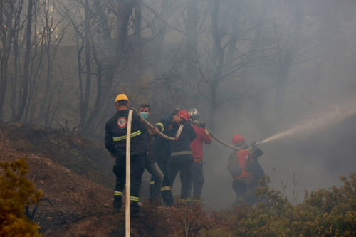 Εύβοια: Τρεις τραυματίες πυροσβέστες με ελαφρά εγκαύματα