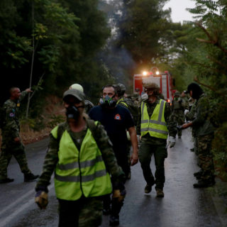 Πυρκαγιά στη Βαρυμπόμπη: «Μόνο πάνω από τα κτήματα κάνανε ρίψεις, κάηκε όλο μας το βιος»