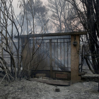 Μεγάλη αναζωπύρωση της φωτιάς στη Βαρυμπόμπη