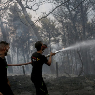 Αναζωπυρώσεις της φωτιάς γύρω από την Αρχαία Ολυμπία