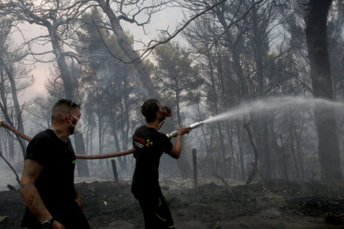 Φωτιές στην Αττική: Στην MEΘ δύο εθελοντές πυροσβέστες