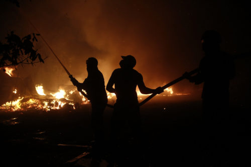 Μαίνεται η φωτιά στην Βαρυμπόμπη – Μεγάλη «μάχη» της Πυροσβεστικής για δεύτερη ημέρα