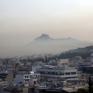 Επικίνδυνα σωματίδια στην ατμόσφαιρα της Αθήνας από την πυρκαγιά στη Βαρυμπόμπη