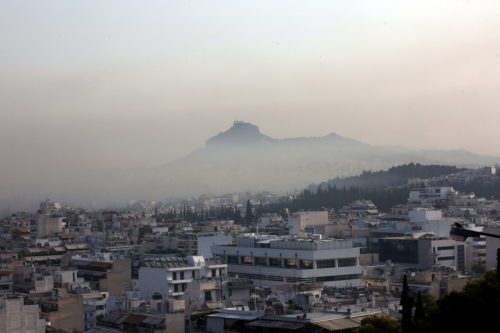 Επικίνδυνα σωματίδια στην ατμόσφαιρα της Αθήνας από την πυρκαγιά στη Βαρυμπόμπη