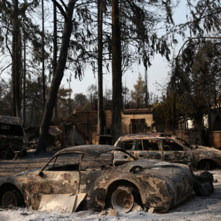 Φωτιά στη Βαρυμπόμπη: Κυβερνητική σύσκεψη για τα μέτρα στήριξης στους πυρόπληκτους