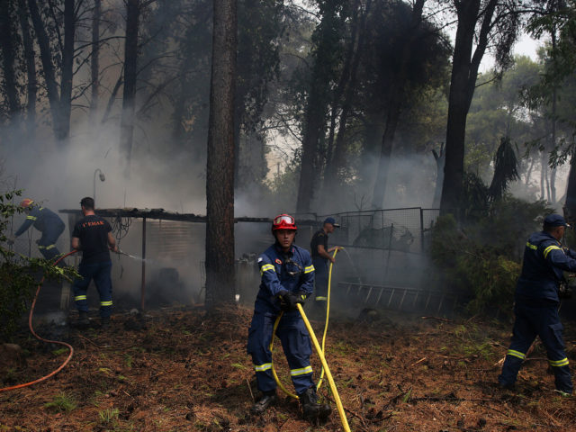 Σχεδόν διπλάσιοι οι αστυνομικοί στις πυρκαγιές από τους πυροσβέστες στη Βαρυμπόμπη