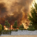 Πυρκαγιά – Βαρυμπόμπη: Καίγονται σπίτια στη Δροσοπηγή