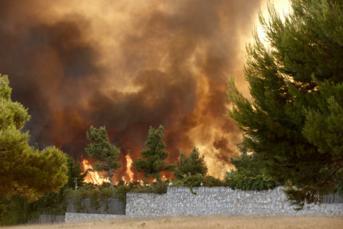 Πυρκαγιά – Βαρυμπόμπη: Καίγονται σπίτια στη Δροσοπηγή