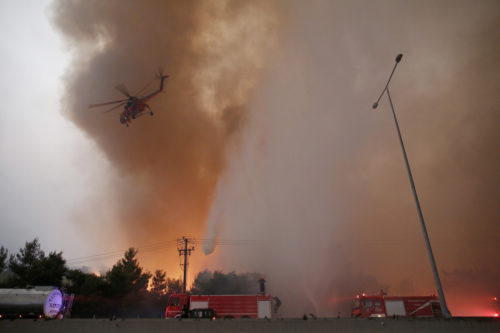 Η εικόνα στην Αττική: «Μάχη» με τις αναζωπυρώσεις στην Πάρνηθα και τα υπόλοιπα μέτωπα