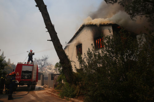 Πολίτες καταγγέλλουν ότι κατεστραμμένα από τη φωτιά σπίτια καταγράφονται ως μερικώς κατοικήσιμα για να μειωθεί η αποζημίωση [ΒΙΝΤΕΟ]