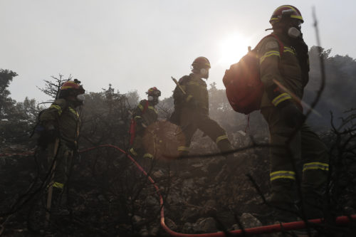 Φωτιές στην Αττική: Μάχη να κρατηθεί στη ζωή δίνει εθελοντής πυροσβέστης